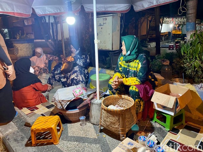 Nasi Boran Mbak Sri Nasi Boran Mbak Sri: Sedep Miroso! Nasi Lauk Ikan Sili Bumbu Pedas