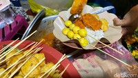 Warung nasi boran Mbak Sri ini buka setiap hari mulai dari pukul 16.00 hingga 00.00. Di sini, pengunjung bisa menikmati nasi boran sambil duduk lesehan. Foto: detikcom/Riska Fitria