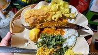 Pilihan lauk yang paling menjadi andalan adalah ikan sili dan otak-otak bandeng. Ikan sili diolah dengan cara diasapi sehingga memberikan aroma dan rasa smokey. Foto: detikcom/Riska Fitria