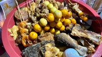 Sementara itu untuk pilihan lauknya juga bervariasi. Lauknya terdiri dari ikan gabus, bandeng, ikan sili, telur puyuh, otak-otak bandeng, ayam dan lainnya.  Foto: detikcom/Riska Fitria