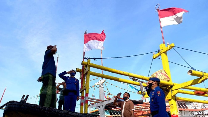 nelayan probolinggo dibagi bendera