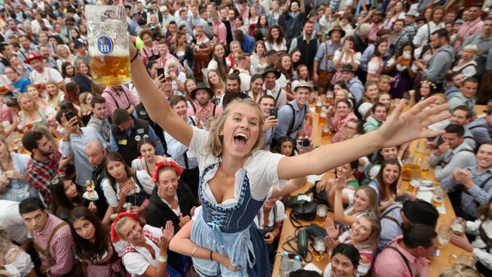 MUNICH, GERMANY - SEPTEMBER 22:  Visitors celebrate in a beer tent on the opening day of the 2018 Oktoberfest beer festival on September 22, 2018 in Munich, Germany. The Oktoberfest lasts until October 7 and is the worlds largest beer festival. The beer festival typically draws over six million visitors.  (Photo by Alexandra Beier/Getty Images)