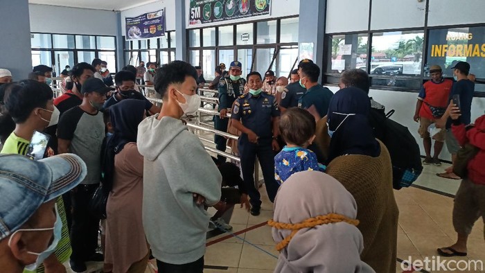 Para calon penumpang kapal KM Cattleya Express di Pelabuhan Lok tuan, Bontang tujuan Pare-Pare melakukan protes ke pihak Pelabuhan