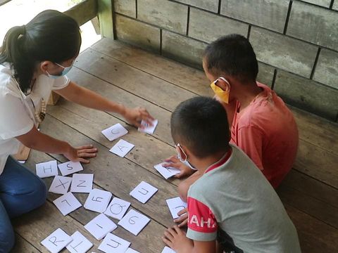 Pemuda IKBM mengajar literasi di Malinau