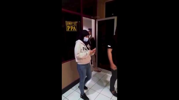 Penampakan Dinar Candy berkerudung tinggalkan Polres Jaksel usai diperiksa di kasus aksi berbikini (Dok.istimewa)