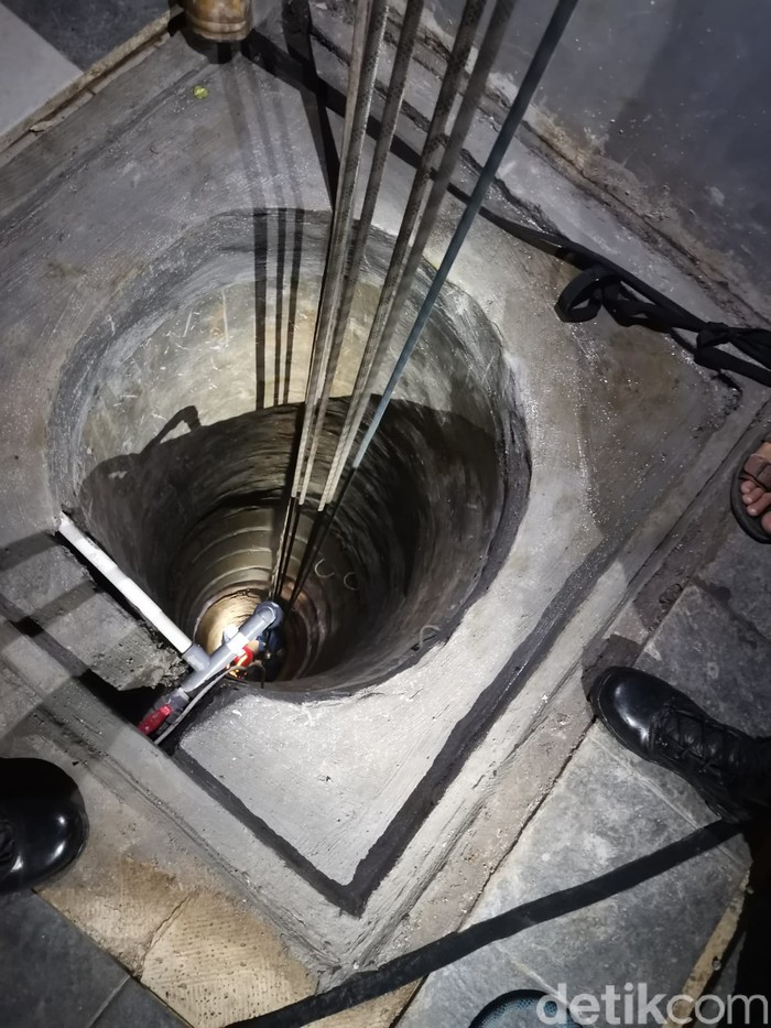 Penampakan lokasi tewasnya kurir yang terperosok ke dalam sumur