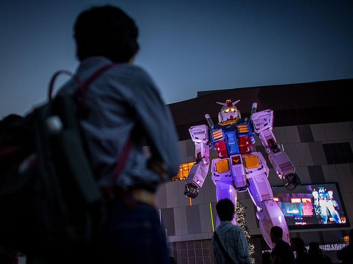 Robot gundam raksasa mejeng di sejumlah tempat di Jepang. Bahkan robot raksasa itu juga memelototi aksi atlet panjat tebing dan balap sepeda. Begini penampakan robot tersebut.
