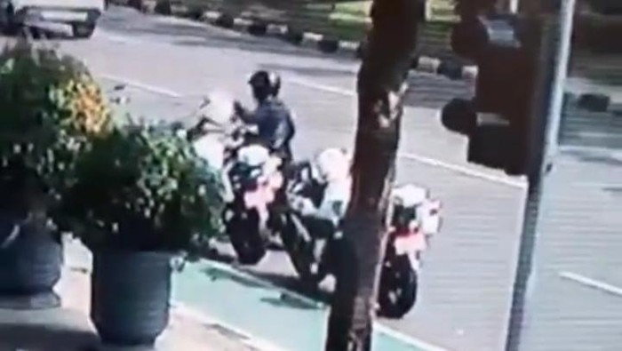 Pencurian helm Dishub di depan Balai Kota DKI Jakarta terekam CCTV (tangkapan layar video)