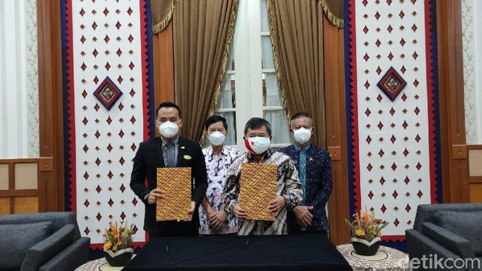Pengelola hotel serahkan bantuan untuk penanganan COVID-19 di Garut