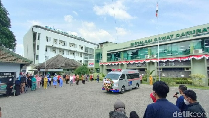 Penghormatan terakhir untuk almarhum Djoko, eks Dirut RSUD Sragen, Jumat (6/8/2021).