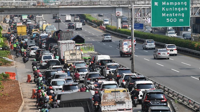 PENINGKATAN MOBILITAS WARGA JAKARTA Sejumlah kendaraan terjebak kemacetan di Jalan Gatot Subroto, Jakarta, Jumat (6/8/2021). Dirlantas Polda Metro Jaya mencatat, pada pelaksanaan PPKM minggu kedua terdapat kenaikan mobilitas warga Jakarta sebesar 26 persen dibanding saat PPKM darurat dan PPKM mikro. ANTARA FOTO/Akbar Nugroho Gumay/foc.