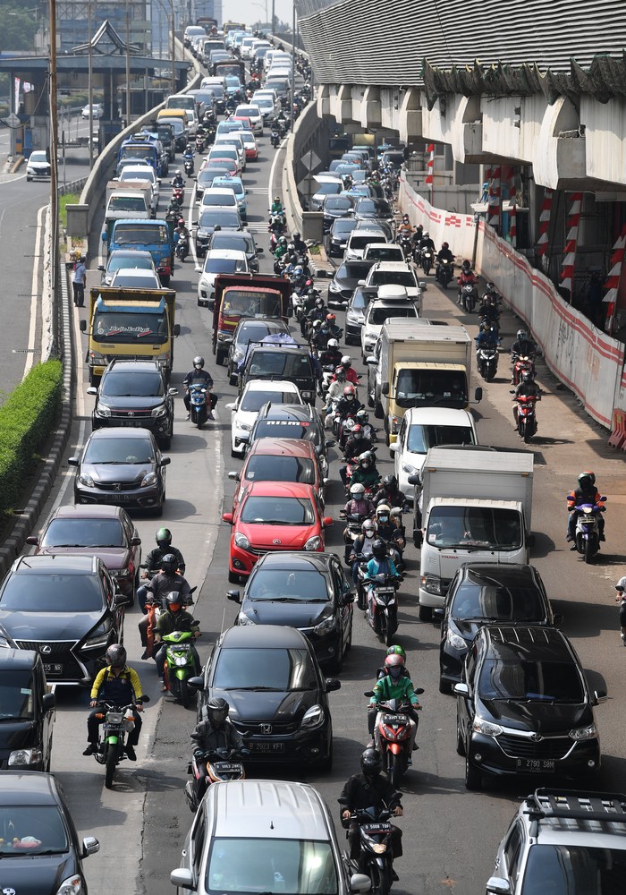 PENINGKATAN MOBILITAS WARGA JAKARTA Sejumlah kendaraan terjebak kemacetan di Jalan Gatot Subroto, Jakarta, Jumat (6/8/2021). Dirlantas Polda Metro Jaya mencatat, pada pelaksanaan PPKM minggu kedua terdapat kenaikan mobilitas warga Jakarta sebesar 26 persen dibanding saat PPKM darurat dan PPKM mikro. ANTARA FOTO/Akbar Nugroho Gumay/foc.
