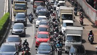 Namun perpanjangan PPKM Level 4 masih menimbulkan kemacetan di ruas jalan Jakarta.  