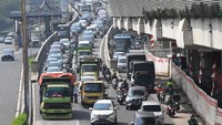 Sejumlah kendaraan terjebak kemacetan di Jalan Gatot Subroto, Jakarta, Jumat (6/8/2021).   