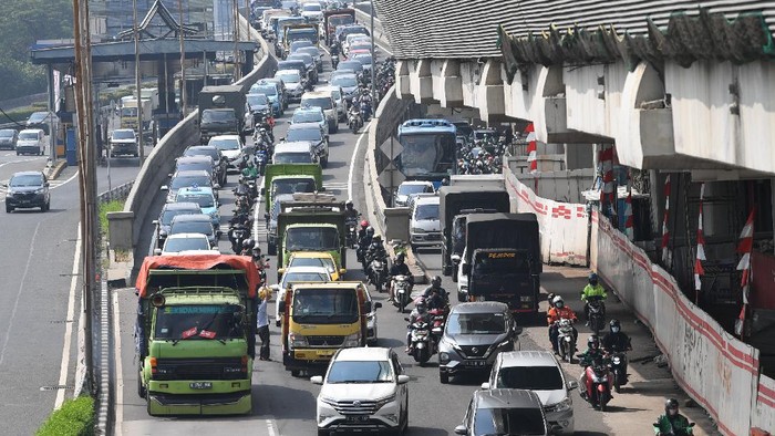 PENINGKATAN MOBILITAS WARGA JAKARTA Sejumlah kendaraan terjebak kemacetan di Jalan Gatot Subroto, Jakarta, Jumat (6/8/2021). Dirlantas Polda Metro Jaya mencatat, pada pelaksanaan PPKM minggu kedua terdapat kenaikan mobilitas warga Jakarta sebesar 26 persen dibanding saat PPKM darurat dan PPKM mikro. ANTARA FOTO/Akbar Nugroho Gumay/foc.