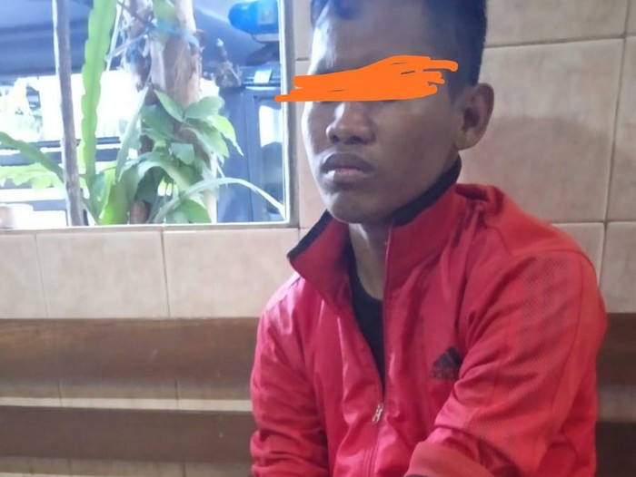 penjaga konter HP curi kotak amal