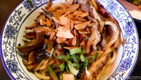 Ja Mian bisa dinikmati dengan harga Rp 46 ribu per porsi. Berisikan mie tebal yang dibumbui kering. Kamu bisa memilih varian original (manis) atau bawang putih yang cenderung gurih. Untuk toppingnya kamu bisa memesan antara ayam atau brisket. Foto: dok. detikFood