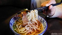 Di atasnya diberikan topping beberapa potong braised brisket yang tebal dan empuk. Disantap bersama mie terasa nikmatnya. Kalau suka pedas, kamu wajib tambahkan minyak cabai ke dalam kuahnya. Foto: dok. detikFood