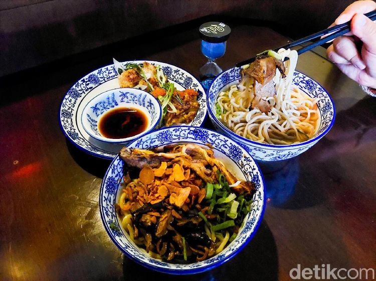 Gurih Hangat Mie dengan Topping Brisket yang Tebal dan Empuk