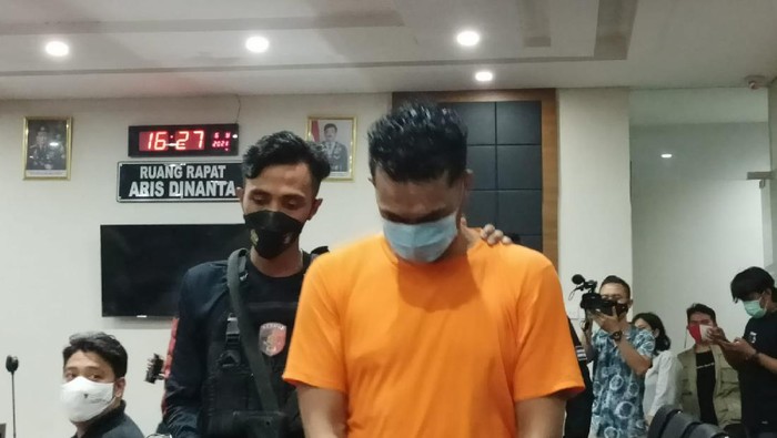Polisi tangkap pencuri viral yang gasak Rp 15 juta dari mobil isi bensin di SPBU Duri Kosambi, Jakbar (Karin/detikcom)
