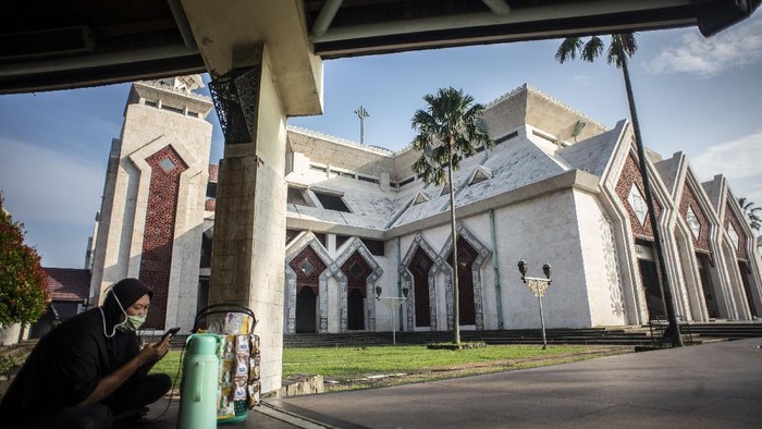 Pedagang berjualan di halaman Masjid At-Tin, Pinang Ranti, Makasar, Jakarta, Selasa (20/7/2021). Pada masa penerapan PPKM Darurat, sejumlah masjid di Ibu Kota meniadakan kegiatan shalat Idul Adha 1442 H tahun 2021 seiring dengan himbauan Pemprov DKI Jakarta untuk melaksanakan kegiatan peribadahan di rumah untuk mencegah penyebaran COVID-19. ANTARA FOTO/Aprillio Akbar/foc.