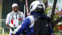 Mereka meminta sumbangan pada pengguna kendaraan yang hendak mengisi bahan bakar di SPBU.