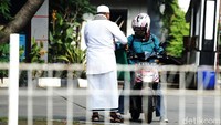 Pengendara motor memberikan sumbangan di salah satu SPBU di wilayah Kota Bekasi.