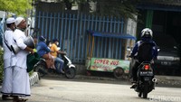Mereka berbekal kantong bahan dan bershalawat untuk bisa mendapatkan sumbangan dari pengendara yang telah mengisi bahan bakar di SPBU.