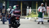 Hampir di setiap SPBU bisa dijumpai para peminta sumbangan berseliweran.