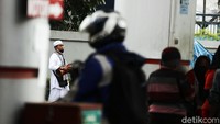 Mereka bershalawat untuk bisa mendapatkan sumbangan dari pengendara.