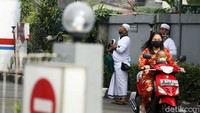 Mereka bisa mendapatkan sumbangan perharinya mencapai Rp 200 ribu hanya di satu tempat SPBU.