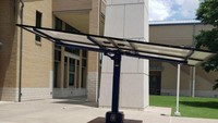 sumber: gaevin/redditMeja ini berada di sebuah kampus dengan atap pandel surya. Selain bisa tempat berteduh, atap ini bisa menyalurkan listrik untuk mengisi daya handphone.