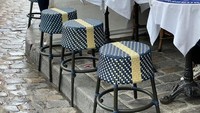 sumber: tomf4no/RedditKursi-kursi ini ada disebuah restoran di Paris. Kaki kursi sengaja dipotong agar sesuai dengan trotoar.