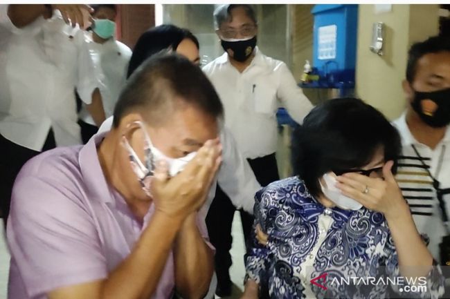 Putri Akidi Tio, Heryanty (batik putih biru), bersama suaminya, Rudi Sutadi (baju ungu) saat diperiksa di Polda Sumsel terkait donasi Rp 2 triliun (Foto Antara)