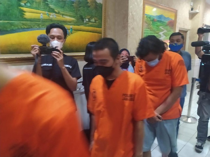 Rapper Neo Derry (tengah) ditangkap terkait kasus narkoba (Dias/detikcom)