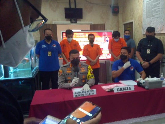 Rapper Neo Derry (tengah) ditangkap terkait kasus narkoba (Dias/detikcom)