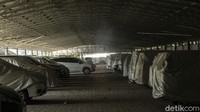 Pandemi COVID-19 yang tak kunjung usai membuat warga mulai menggadaikan barang investasi miliknya. Salah satunya berupa kendaraan baik mobil maupun kendaraan motor, kendaraan dengan harga tinggi seperti Toyota Alphard pun digadaikan.