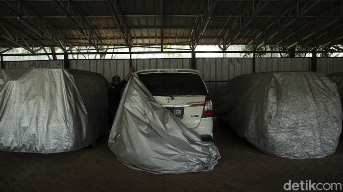 Ratusan Kendaraan Digadai Gegara Pandemi Pandemi COVID-19 yang tak kunjung usai membuat warga mulai menggadaikan barang investasi miliknya. Salah satunya kendaraan mobil maupun motor.