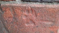 sumber: PoisoNinja/redditEntah apa yang terjadi saat membangun rumah ini. Pemilik yang baru menemukan ada jejak kaki anjing atau kucing di bata dindingnya. Kok bisa?