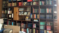 adoblitz/redditEntah kenapa pemilik rumah sebelumnya ogah membawa koleksi buku yang begitu banyak ini.