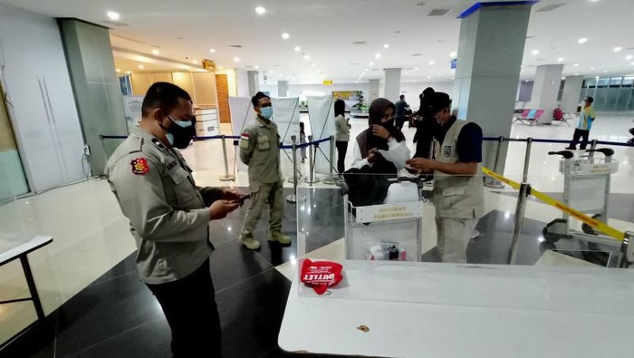 Satgas penanganan COVID-19 Kota Sorong saat melakukan pengawasan di bandara Domine Eduard Osok, Kamis (5/8/2021). (Antara/Ernes Broning Kakisina)