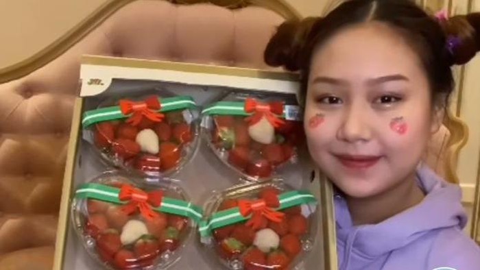 Sisca Kohl Cicip 5 Buah Sultan Jutaan Rupiah, Ada Melon Rp 10 Juta!