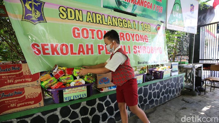 siswa sdn airlangga I bantu warga terdampak pandemi