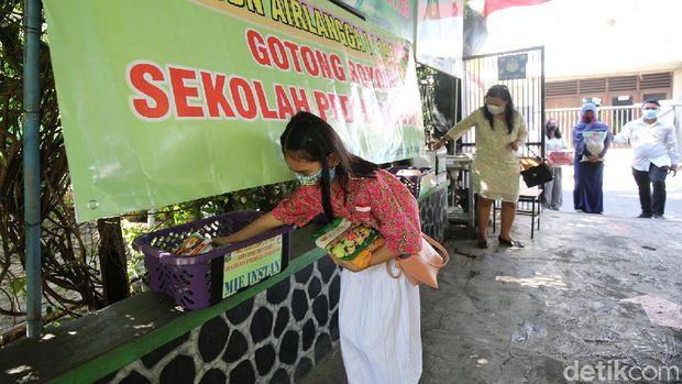 siswa sdn airlangga I bantu warga terdampak pandemi