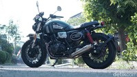 SM Sport SM3 ini hadir dengan desain yang retro namun dengan unsur modern yang kental. Siluetnya khas motor klasik dengan rangka model double craddle dan jok yang rendah. Foto: Muhammad Hafizh Gemilang