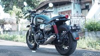 Pemilihan sok SM3 ini terasa sudah tepat. Secara tampilan, penggunaan sok up-side down di depan dan sok ganda di belakang, sudah sesuai dengan konsepnya yang retro-modern. Namun, sok SM3 ini terasa sangat empuk dan tidak cocok dengan mesinnya yang buas. Sehingga, ketika motor dibawa dalam kecepatan tinggi, motor jadi sulit untuk dikendalikan.  Foto: Muhammad Hafizh Gemilang