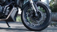 Lalu, yang bikin kita makin kesengsem adalah model peleknya. SM3 ini menggunakan pelek model jari-jari, namun sudah bisa menggunakan ban tubeless. Pelek ring 17-nya ini, mengingatkan kita akan pelek yang digunakan oleh moge BMW.  Foto: Muhammad Hafizh Gemilang
