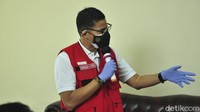 Sandi juga nampak mengenakan seragam PMI berwarna merah saat mengunjungi PMI DKI Jakarta dan mendonorkan darahnya.