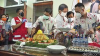 Hari ini juga bertepatan dengan satu tahun kepengurusan Ketua PMI DKI Jakarta Rustam Effendi, Sandi pun mendapat potongan tumpeng dari Rustam Effendi. Diketahui ditengah PPKM Level 4 stok darah PMI DKI Jakarta berkurang, sehingga sosialisasi terkait donor darah tengah digencarkan PMI guna membantu para pasien yang membutuhkan darah baik merah maupun plasma konvalesen.