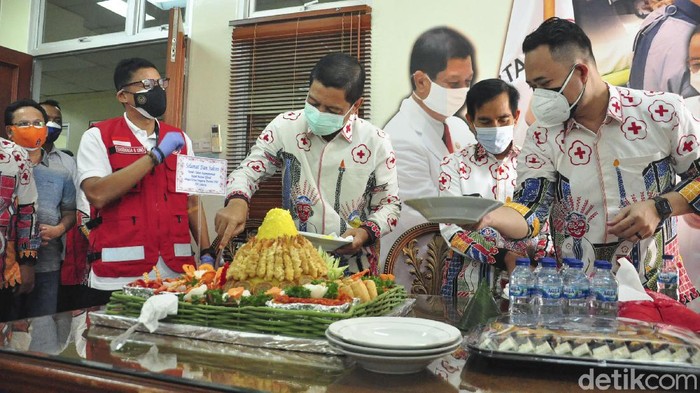 Stok Darah Kurang, Menparekraf Sandi Ajak Warga Donor Darah Menteri Pariwisata dan Ekonomi Kreatif Sandiaga Uno menyambangi PMI DKI Jakarta untuk mendonorkan darahnya sebagai soidaritas kemanusiaan.